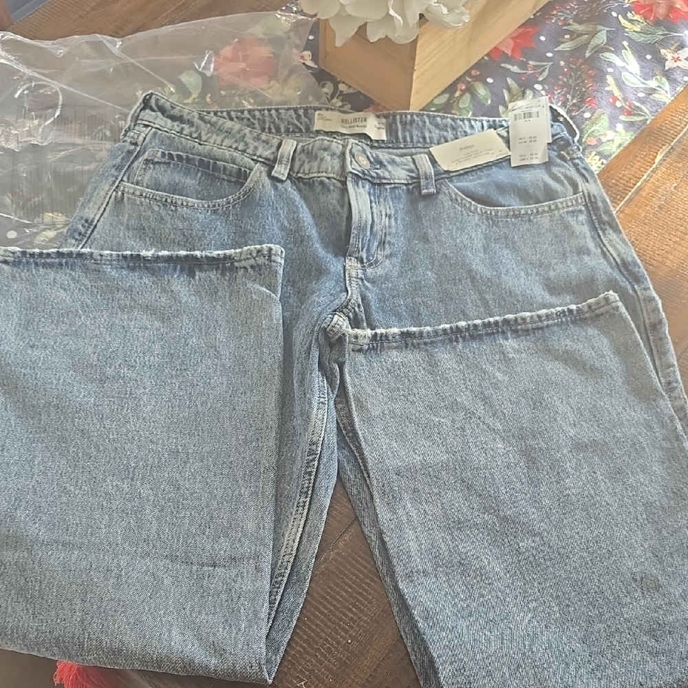 NWT-Hollister Womens Low Rise Baggy Light Blue Jeans Sz 10R NWT